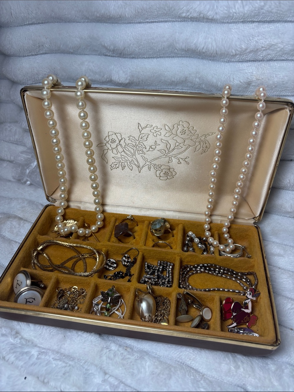 Vintage Jewelry Box  Cultured Pearl Necklaces
Costume Silver Gold tone Jewelry